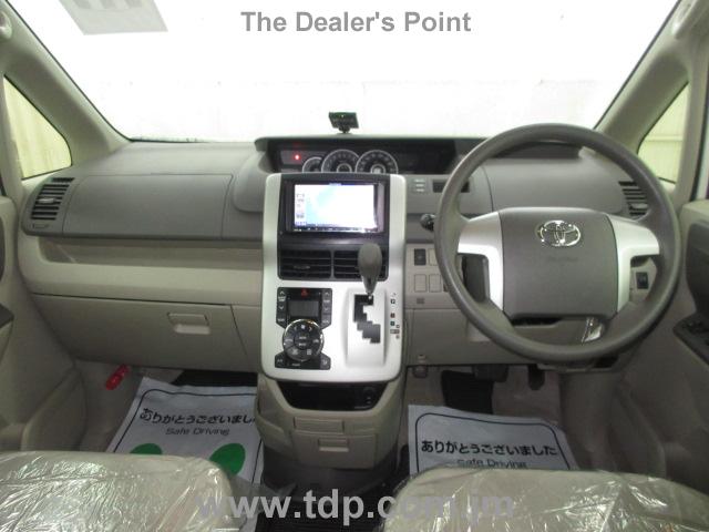 TOYOTA NOAH 2012 Image 2