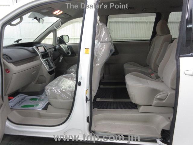 TOYOTA NOAH 2012 Image 20