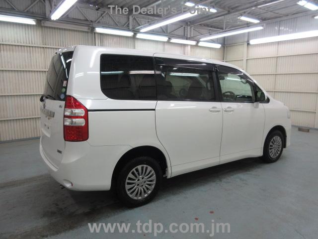 TOYOTA NOAH 2012 Image 3