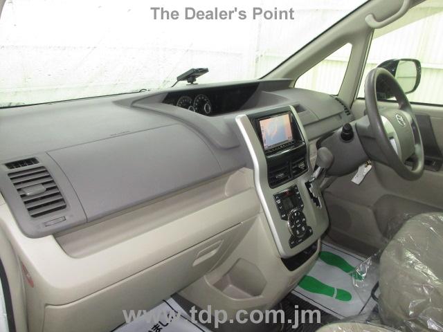 TOYOTA NOAH 2012 Image 22