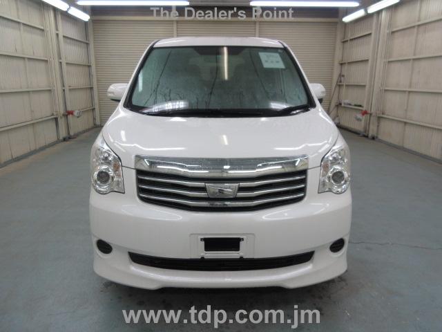 TOYOTA NOAH 2012 Image 4