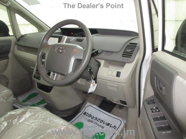 TOYOTA NOAH 2012 Image 8