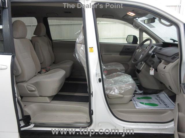 TOYOTA NOAH 2012 Image 10