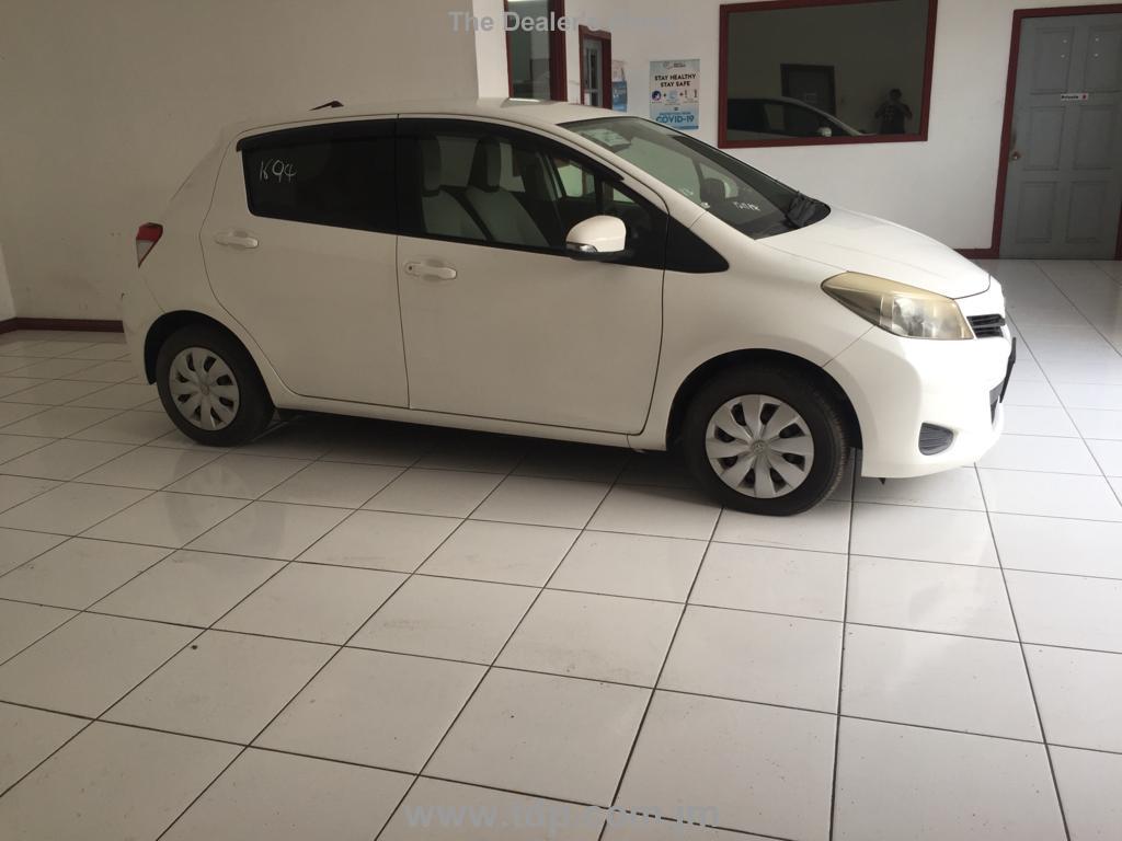 TOYOTA VITZ 2013 Image 3