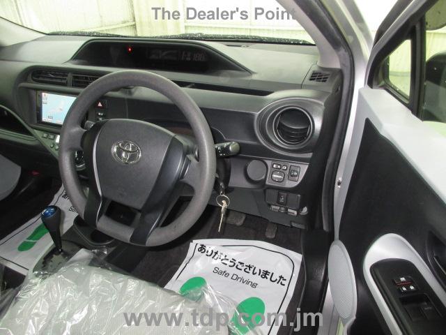 TOYOTA AQUA 2013 Image 8