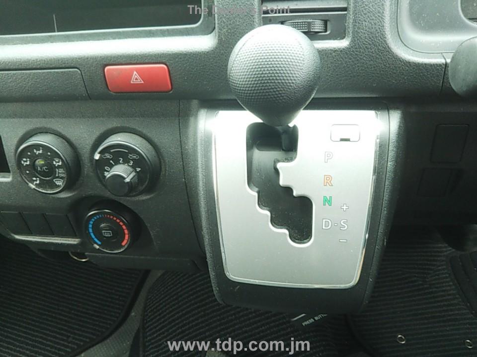 TOYOTA HIACE 2015 Image 9