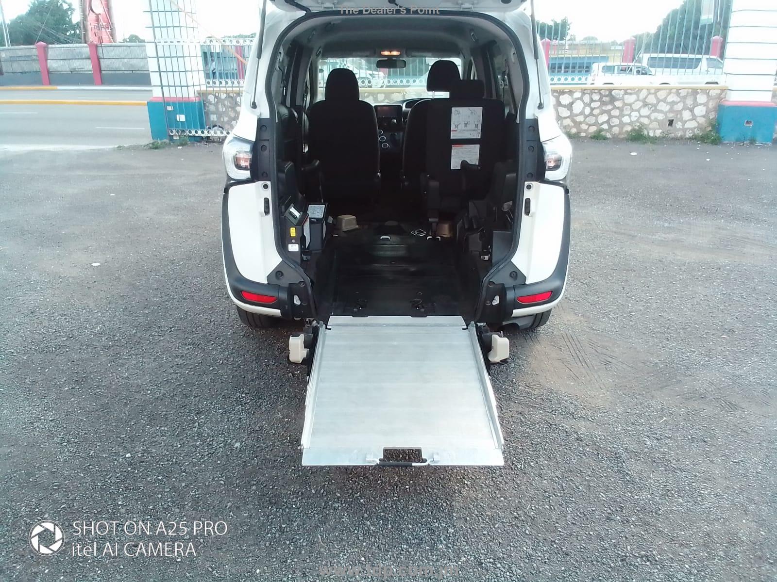 TOYOTA SIENTA 2016 Image 6