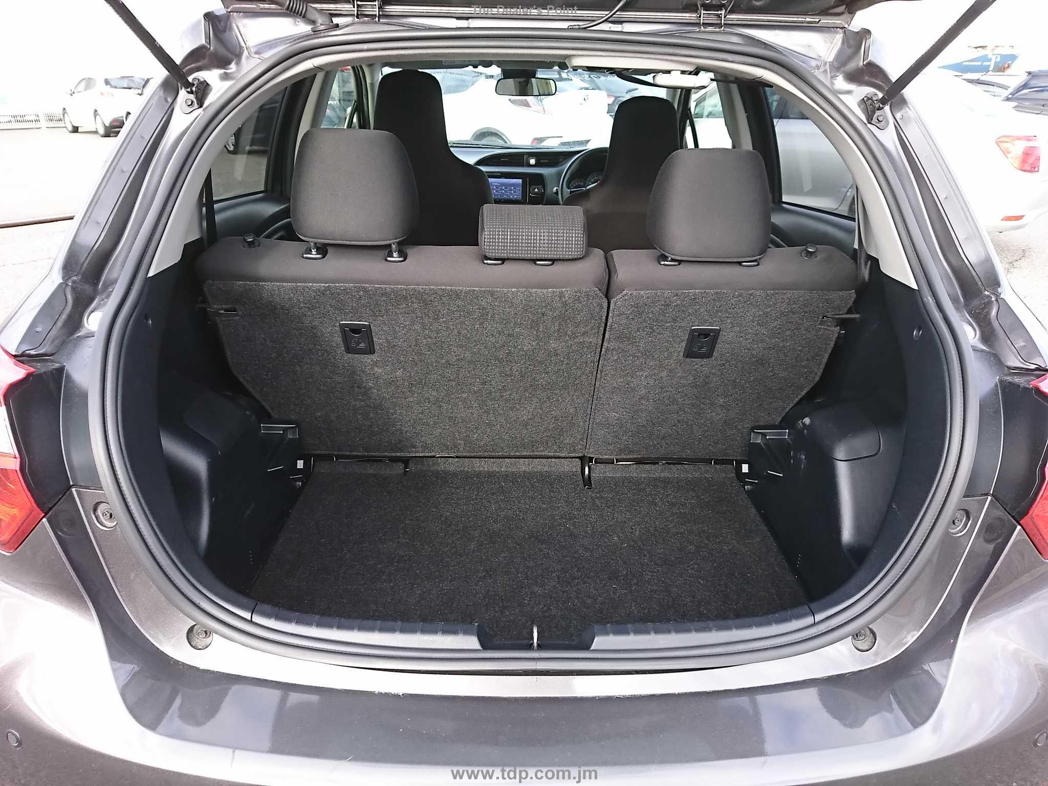 TOYOTA VITZ 2017 Image 12