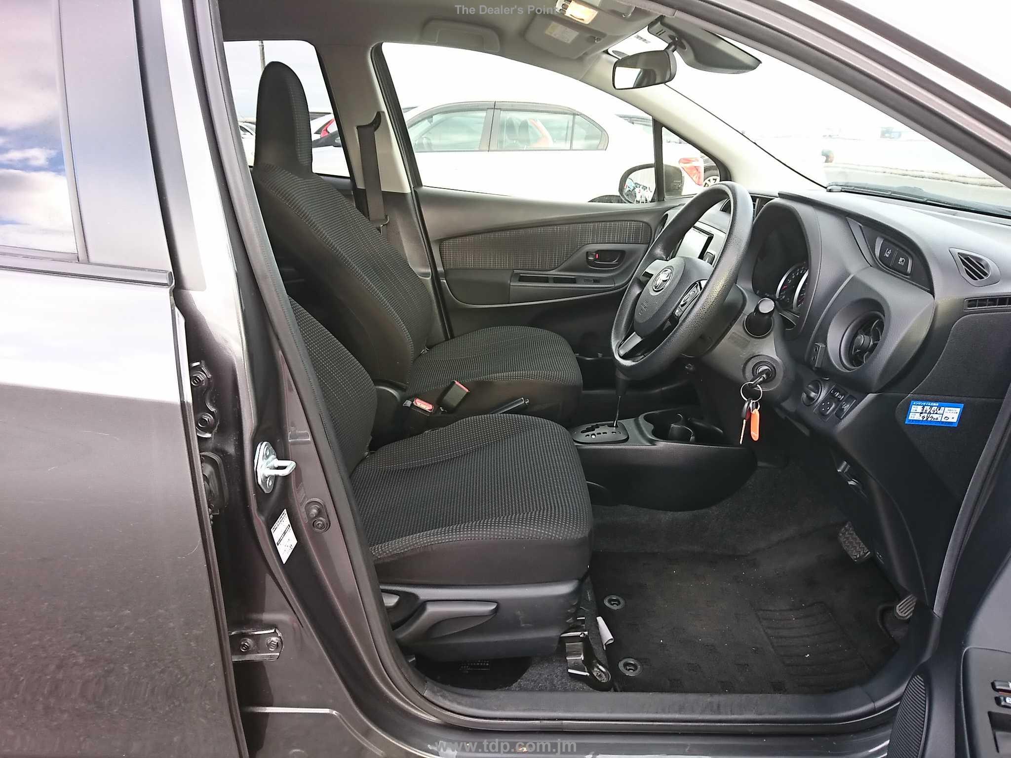 TOYOTA VITZ 2017 Image 10