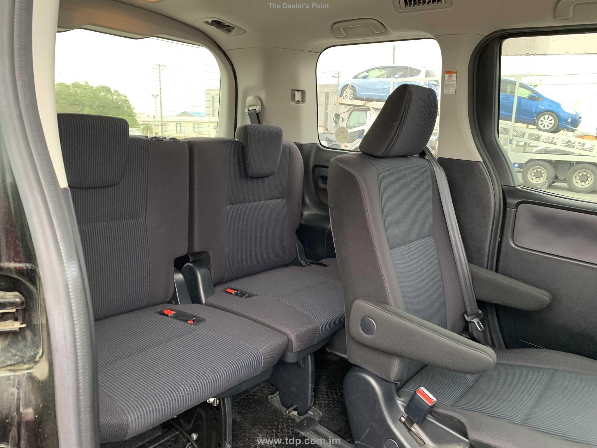 TOYOTA NOAH 2017 Image 12