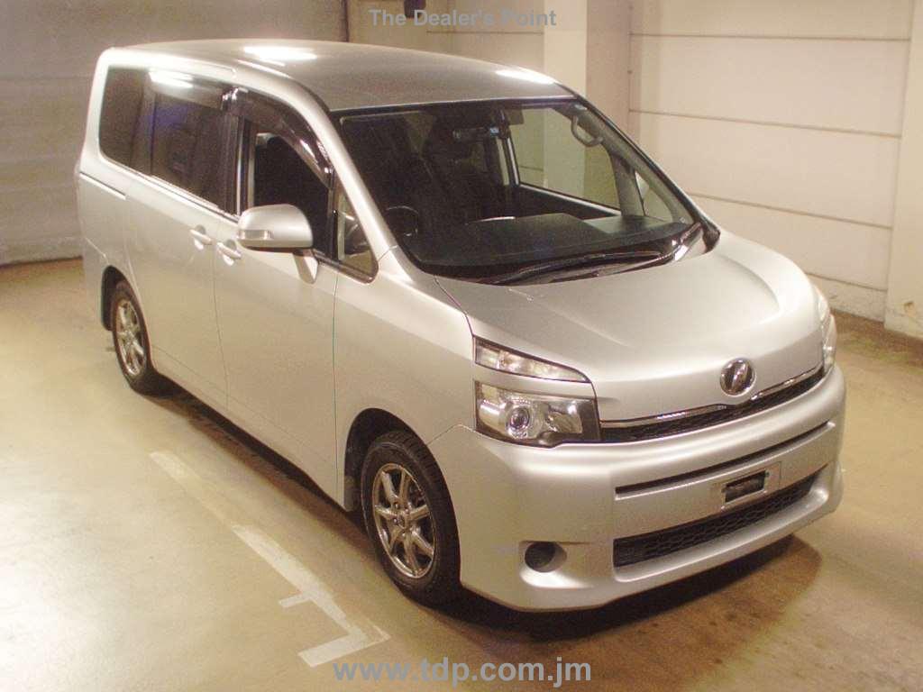 Купить минивэн бу в россии. Toyota Voxy zrr70. Toyota Voxy 2012. Тойота Вокси 2013. Компактвэн Тойота Вокси.